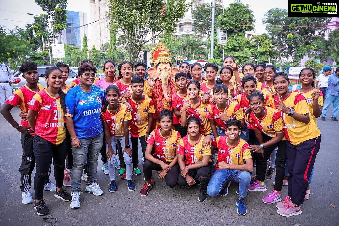 Trina Saha Instagram - শক্তিরূপেণ সংস্থিতা 🔱🔥 The #MoshalGirls, along with actor @trinasaha21, shone in all their splendour earlier today, as part of @emamihealthyandtasty’s #AmieDurga campaign! ❤️💛 #JoyEastBengal #EmamiEastBengal #EastBengalFC #DurgaPujo #Pujo2023 Vivekananda Yuba Bharati Krirangan - VYBK
