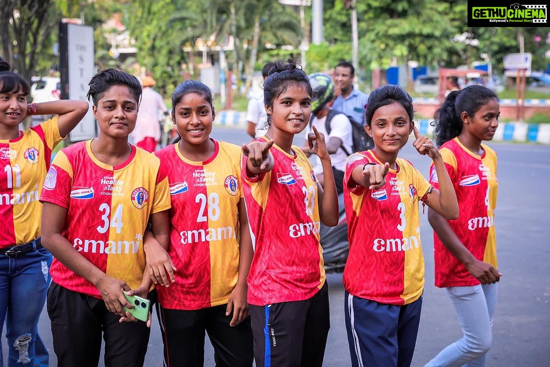 Trina Saha Instagram - শক্তিরূপেণ সংস্থিতা 🔱🔥 The #MoshalGirls, along with actor @trinasaha21, shone in all their splendour earlier today, as part of @emamihealthyandtasty’s #AmieDurga campaign! ❤️💛 #JoyEastBengal #EmamiEastBengal #EastBengalFC #DurgaPujo #Pujo2023 Vivekananda Yuba Bharati Krirangan - VYBK