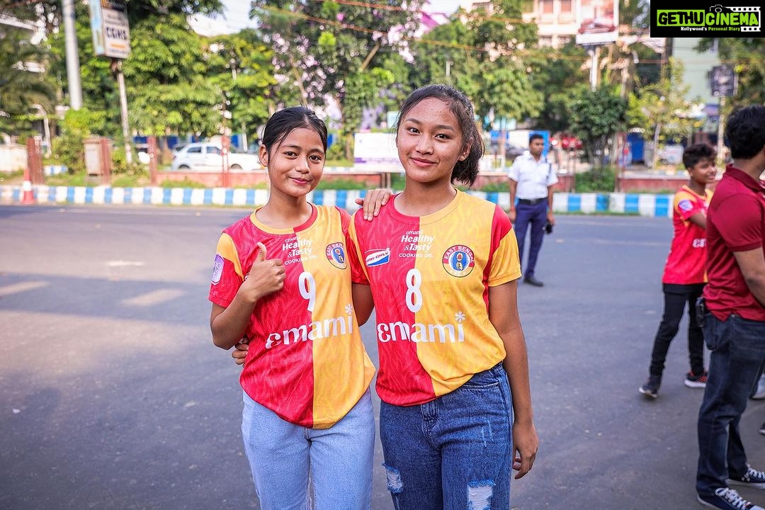 Trina Saha Instagram - শক্তিরূপেণ সংস্থিতা 🔱🔥 The #MoshalGirls, along with actor @trinasaha21, shone in all their splendour earlier today, as part of @emamihealthyandtasty’s #AmieDurga campaign! ❤️💛 #JoyEastBengal #EmamiEastBengal #EastBengalFC #DurgaPujo #Pujo2023 Vivekananda Yuba Bharati Krirangan - VYBK