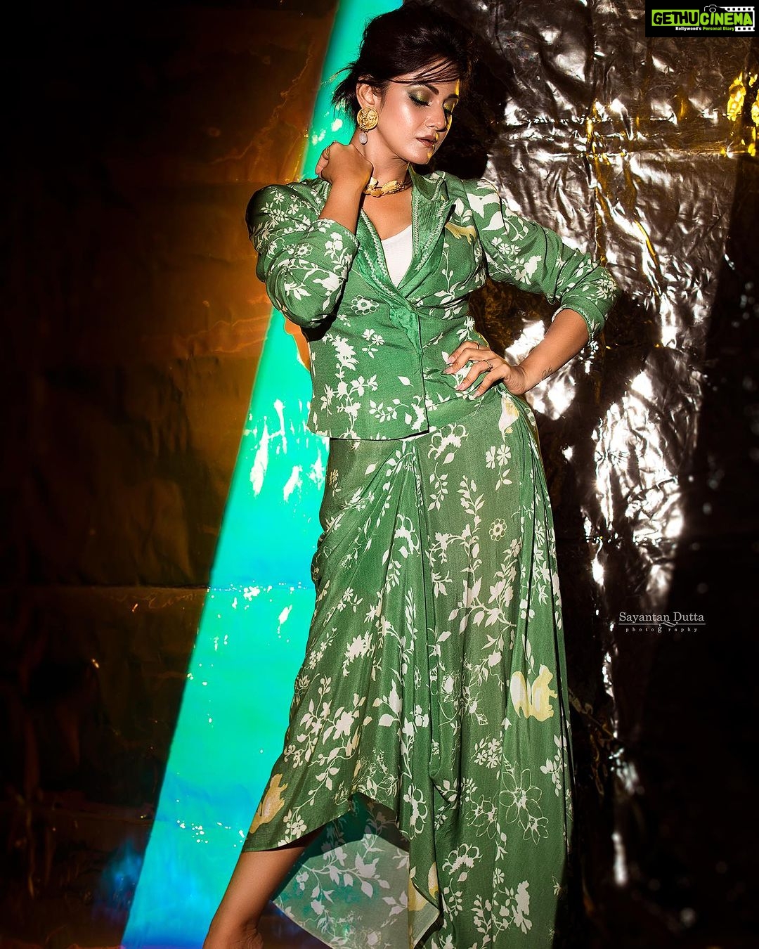 Trina Saha Instagram - Say yes, take risks, and live life on your own terms !!💚 👗 @pds_sneha 💚 @neelsaha_styled_by_blue 💍 @adros_creations 💄 @kunal_makeup_artist 📸 @sayantan_dutta_photography 📍 @thekolkatastudio #trinsi #instafashion #instamood