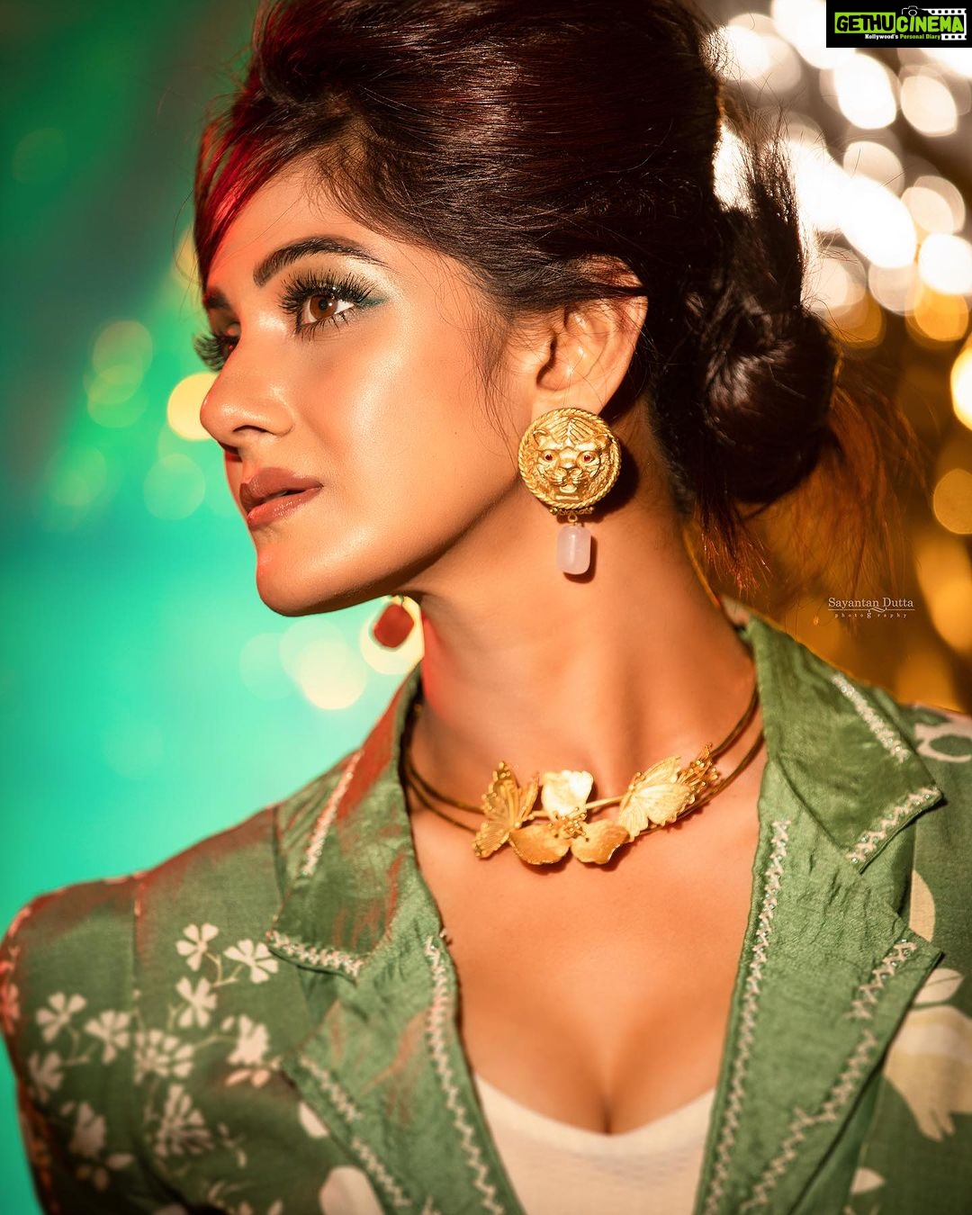 Trina Saha Instagram - Say yes, take risks, and live life on your own terms !!💚 👗 @pds_sneha 💚 @neelsaha_styled_by_blue 💍 @adros_creations 💄 @kunal_makeup_artist 📸 @sayantan_dutta_photography 📍 @thekolkatastudio #trinsi #instafashion #instamood