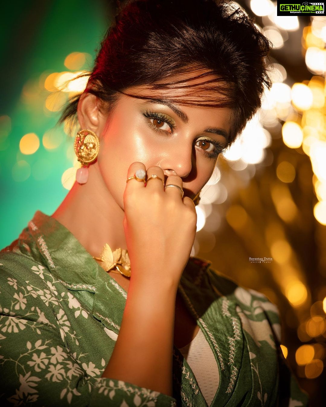 Trina Saha Instagram - Say yes, take risks, and live life on your own terms !!💚 👗 @pds_sneha 💚 @neelsaha_styled_by_blue 💍 @adros_creations 💄 @kunal_makeup_artist 📸 @sayantan_dutta_photography 📍 @thekolkatastudio #trinsi #instafashion #instamood