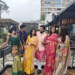 Trina Saha Instagram - A perfect Navami brunch 🫶🏻 Thank u @rootslounge_kol @samim8443 for the super awesome hospitality 😍 #trineel #friends #durgapuja2023 Roots