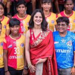 Trina Saha Instagram - শক্তিরূপেণ সংস্থিতা 🔱🔥 The #MoshalGirls, along with actor @trinasaha21, shone in all their splendour earlier today, as part of @emamihealthyandtasty’s #AmieDurga campaign! ❤️💛 #JoyEastBengal #EmamiEastBengal #EastBengalFC #DurgaPujo #Pujo2023 Vivekananda Yuba Bharati Krirangan - VYBK