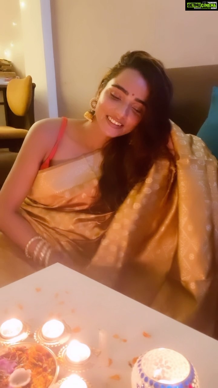 Tuhina Das Instagram - Welcoming the light into our homes. Have a great Deepavali guys! #gratitude #festivelook #sareelove❤️ #happydipaboli #happydiwali #diwali #festival #happydiwali #india#diwalilook Mumbai, Maharashtra