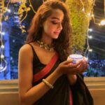 Tuhina Das Instagram – May your life be filled with light and prosperity. Happy Dhanteras Folks! 🫠🥰❤️

#diwali #tuhinadas #festivetime #sajuguju💋💄 Mumbai, Maharashtra