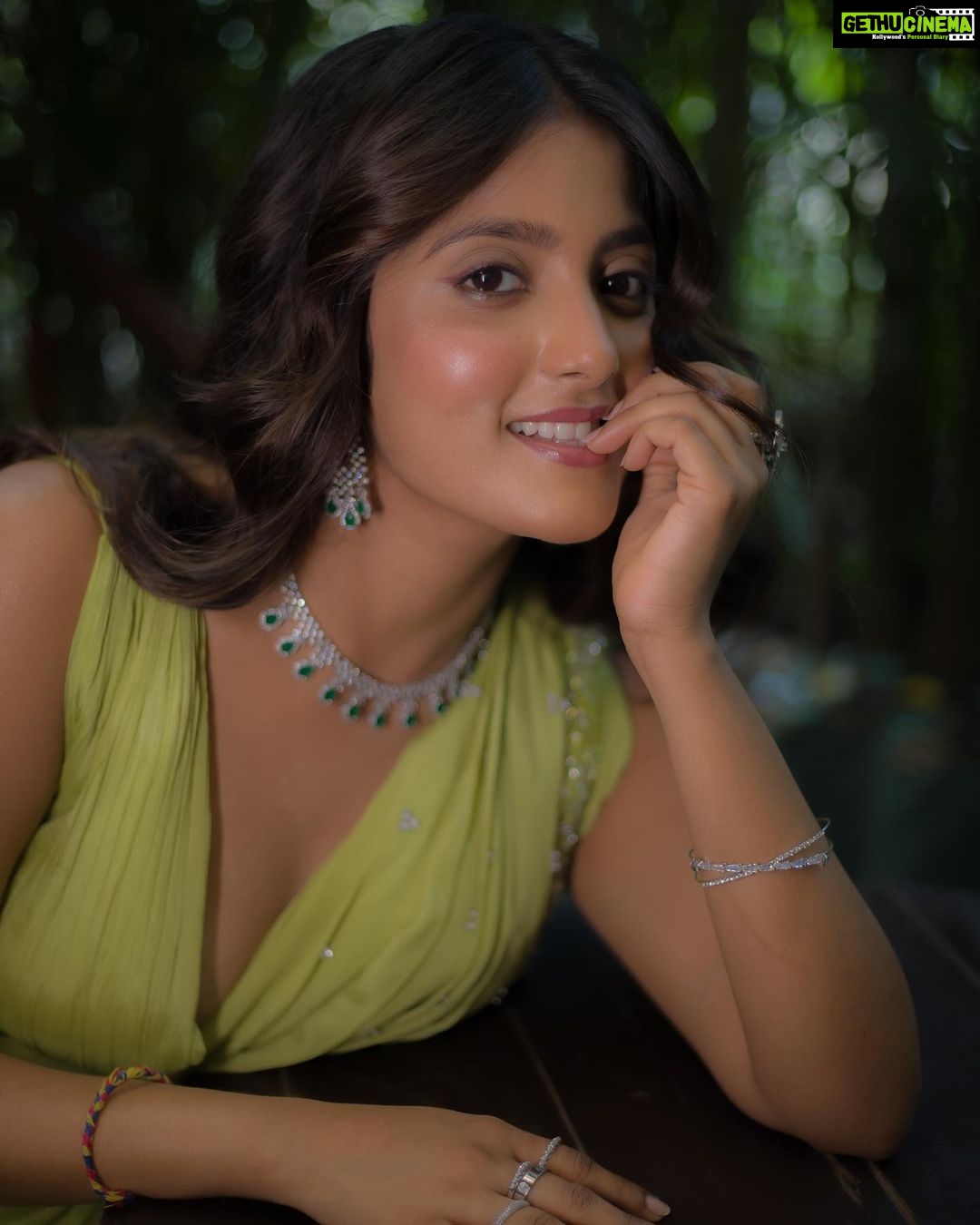 Ulka Gupta Instagram - In a world full of trends … Remain a classic ✨🦚 Styled by @instylewithaditi Outfit @aahava_couture Jewellery @shillpapuriidesignerjewellery MUA @makeupbymeenx Photographer @portraitdeewana 1522 Mumbai