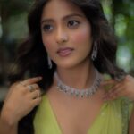 Ulka Gupta Instagram - In a world full of trends … Remain a classic ✨🦚 Styled by @instylewithaditi Outfit @aahava_couture Jewellery @shillpapuriidesignerjewellery MUA @makeupbymeenx Photographer @portraitdeewana 1522 Mumbai