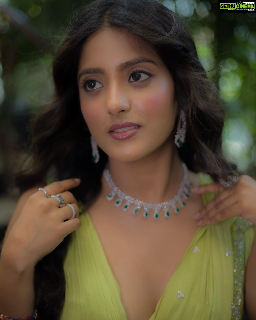 Ulka Gupta Instagram - In a world full of trends … Remain a classic ✨🦚 Styled by @instylewithaditi Outfit @aahava_couture Jewellery @shillpapuriidesignerjewellery MUA @makeupbymeenx Photographer @portraitdeewana 1522 Mumbai