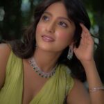 Ulka Gupta Instagram - In a world full of trends … Remain a classic ✨🦚 Styled by @instylewithaditi Outfit @aahava_couture Jewellery @shillpapuriidesignerjewellery MUA @makeupbymeenx Photographer @portraitdeewana 1522 Mumbai