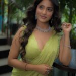 Ulka Gupta Instagram - In a world full of trends … Remain a classic ✨🦚 Styled by @instylewithaditi Outfit @aahava_couture Jewellery @shillpapuriidesignerjewellery MUA @makeupbymeenx Photographer @portraitdeewana 1522 Mumbai