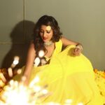 Ulka Gupta Instagram - May this Dhanteras shower you with prosperity, joy and good health. May the divine blessings of Goddess Lakshmi bring abundant wealth and good fortune to your life. Happy Dhanteras!❤️🙏✨ Credits are as follows Yellow saree and Lahenga Photography : @ilmanaazphotography1 Makeup & Hair: @celebsmakeupbysejal @makeoverbysejalthakkar Outfits :@rajkumari_by_richahaware Jewellery : @sejalcreation23 Styling : @trending_influencers @celebsmakeupbysejal Managed By: @trending_influencers