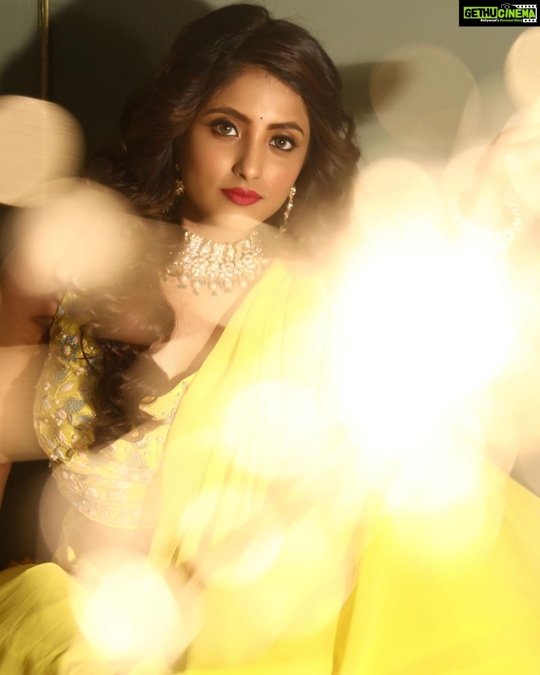 Ulka Gupta Instagram - May this Dhanteras shower you with prosperity, joy and good health. May the divine blessings of Goddess Lakshmi bring abundant wealth and good fortune to your life. Happy Dhanteras!β€οΈπβ¨ Credits are as follows Yellow saree and Lahenga Photography : @ilmanaazphotography1 Makeup & Hair: @celebsmakeupbysejal @makeoverbysejalthakkar Outfits :@rajkumari_by_richahaware Jewellery : @sejalcreation23 Styling : @trending_influencers @celebsmakeupbysejal Managed By: @trending_influencers