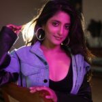Ulka Gupta Instagram - Let me distract you 💕✨ Retouch and Edit: @suyash_ambre @prashant_gupta1321 Styled by @instylewithaditi Jacket @tri_innn Earrings @tarannumjewelry MUA @makeupbymeenx Shot by @satyaprakashnahak.pvt Location Sumbul ka ghar @sumbul_touqeer 💜😘