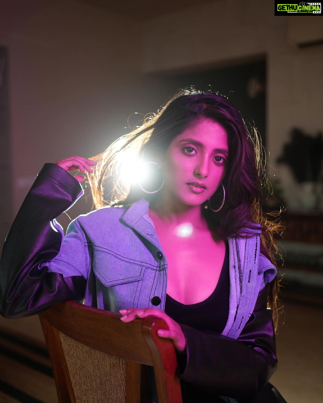 Ulka Gupta Instagram - Let me distract you šāØ Retouch and Edit: @suyash_ambre @prashant_gupta1321 Styled by @instylewithaditi Jacket @tri_innn Earrings @tarannumjewelry MUA @makeupbymeenx Shot by @satyaprakashnahak.pvt Location Sumbul ka ghar @sumbul_touqeer šš