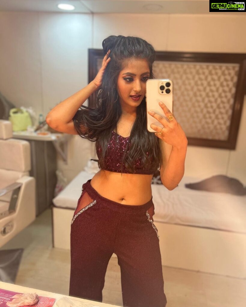 Ulka Gupta Instagram - Disco dancer ✨🧿