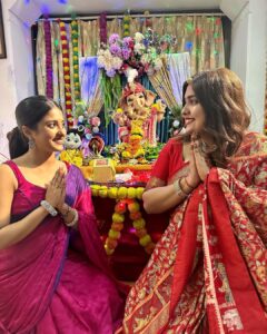 Ulka Gupta Instagram - Love you BAPPA ❤️ You’re always integrally in my heart and Mumbai’s Thank you for inviting us to meet the cutest Ganeshji this year @priyamallickofficial