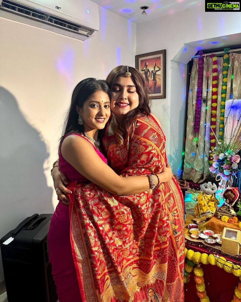 Ulka Gupta Instagram - Love you BAPPA ❤️ You’re always integrally in my heart and Mumbai’s Thank you for inviting us to meet the cutest Ganeshji this year @priyamallickofficial
