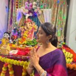 Ulka Gupta Instagram – Love you BAPPA ❤️
You’re always integrally in my heart and Mumbai’s 
Thank you for inviting us to meet the cutest Ganeshji this year @priyamallickofficial