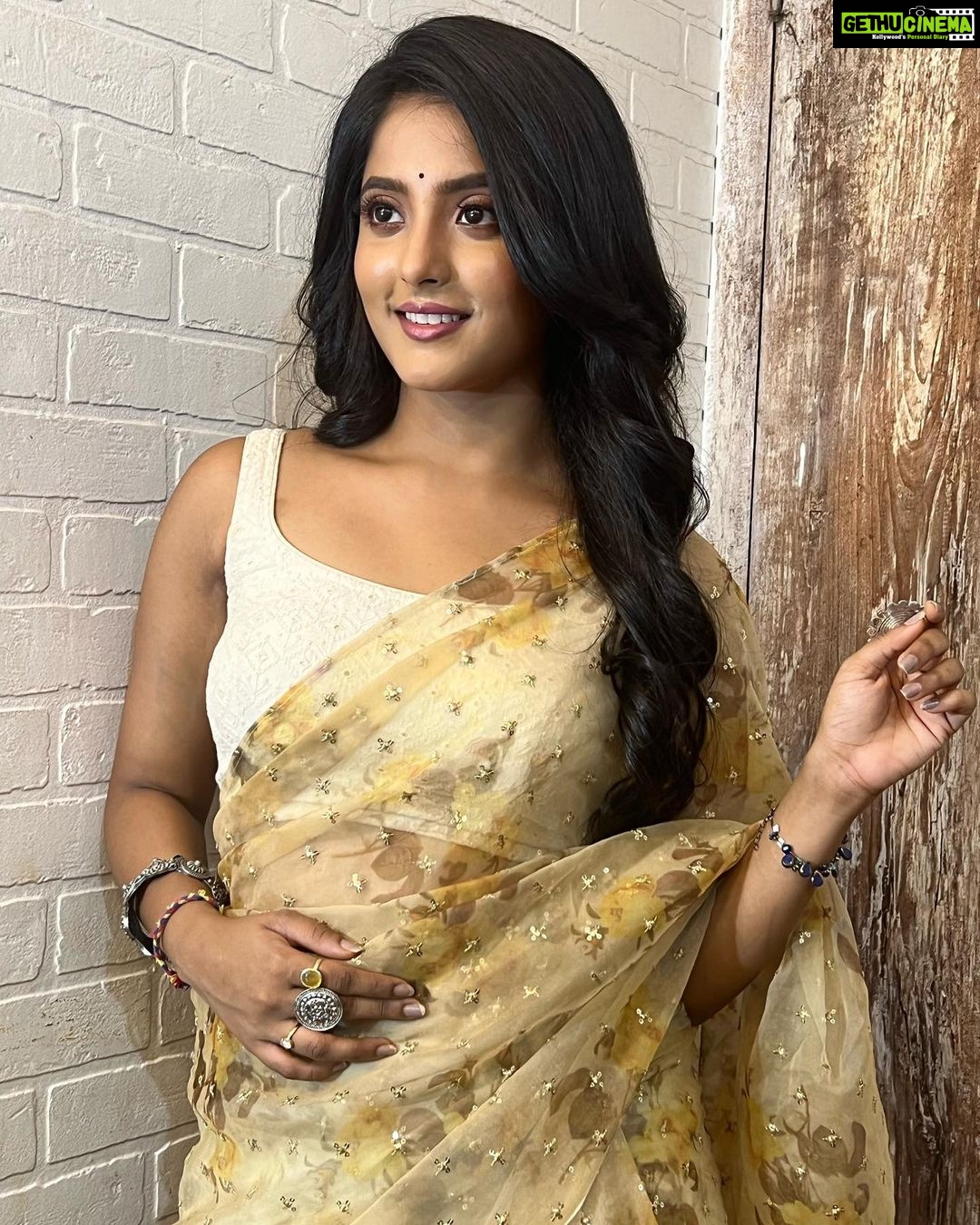 Ulka Gupta Instagram - The simplest way to looking hot and modest is wearing a saree ✨ #sareelove love 💕