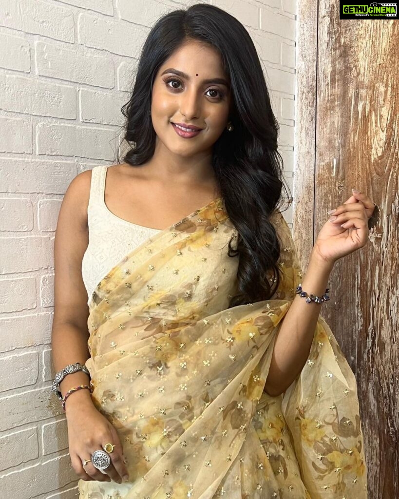 Ulka Gupta Instagram - The simplest way to looking hot and modest is wearing a saree ✨ #sareelove love 💕