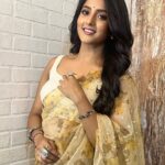 Ulka Gupta Instagram - The simplest way to looking hot and modest is wearing a saree ✨ #sareelove love 💕