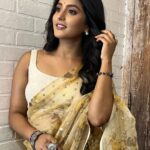 Ulka Gupta Instagram - The simplest way to looking hot and modest is wearing a saree ✨ #sareelove love 💕