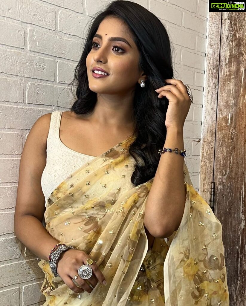 Ulka Gupta Instagram - The simplest way to looking hot and modest is wearing a saree ✨ #sareelove love 💕