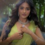 Ulka Gupta Instagram - In a world full of trends … Remain a classic ✨🦚 Styled by @instylewithaditi Outfit @aahava_couture Jewellery @shillpapuriidesignerjewellery MUA @makeupbymeenx Photographer @portraitdeewana 1522 Mumbai