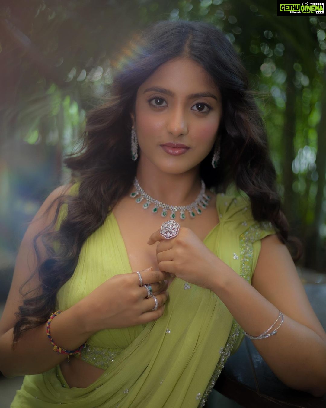 Ulka Gupta Instagram - In a world full of trends … Remain a classic ✨🦚 Styled by @instylewithaditi Outfit @aahava_couture Jewellery @shillpapuriidesignerjewellery MUA @makeupbymeenx Photographer @portraitdeewana 1522 Mumbai