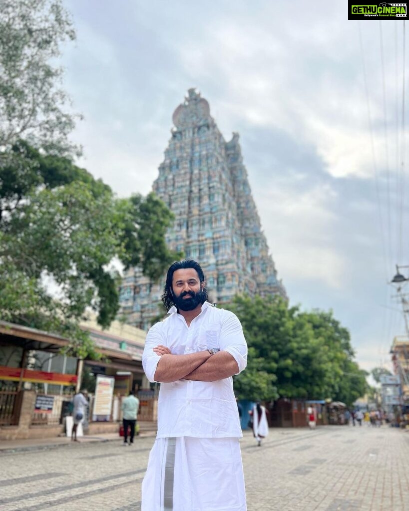 Unni Mukundan Instagram - Navratri Wishes Dears ❤️ Spent the evening at Madhurai Meenakshi Temple ! I left my heart there and went back with a soul full of hope and tons of positivity. To those who haven’t been there please visit too see and experience the majestic culture safeguarded by our ancestors ❤️🙏 @vvipink 📸 Madurai Meenakshi Amman Temple