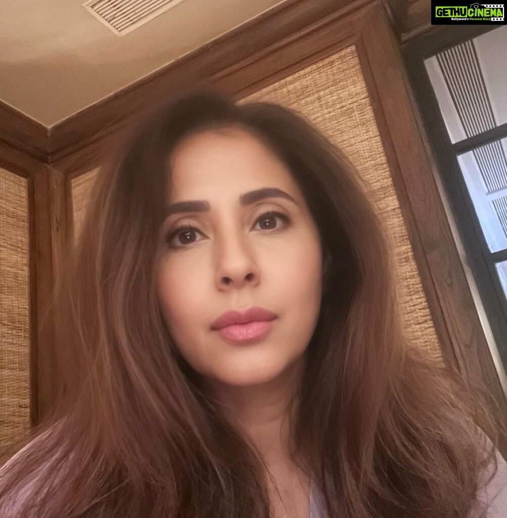Urmila Matondkar Instagram - #aboutlastnight 🥰 While waiting for my friend to join me for dinner ..trying my hand at a #selfie 😆 #just #fun #justme