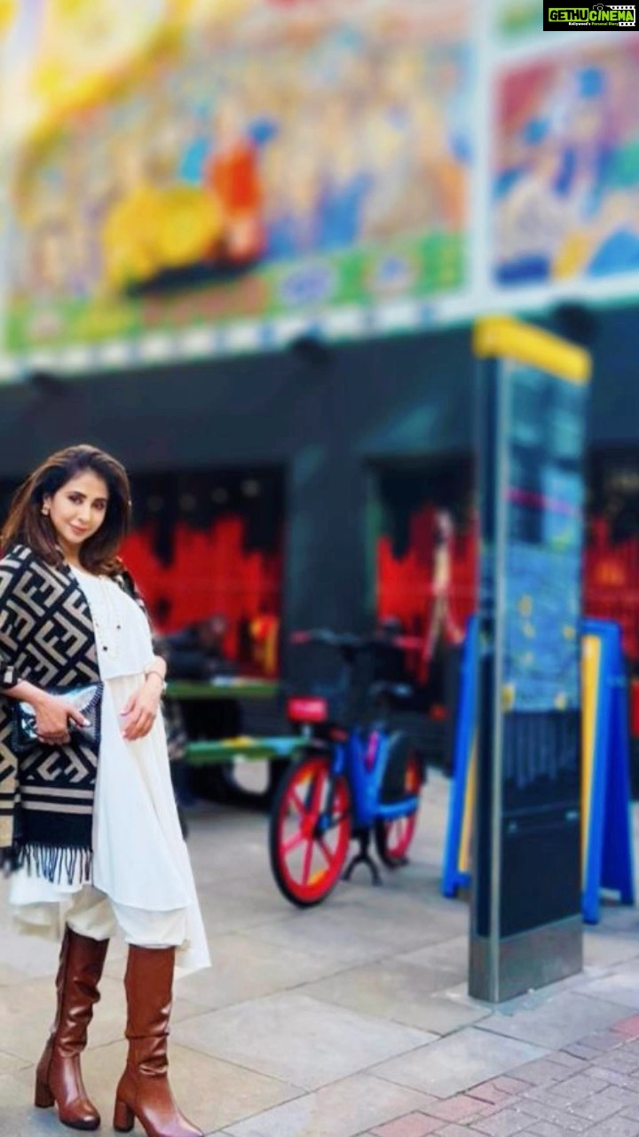 Urmila Matondkar Instagram - Weekend Vibes 🥰 #weekend #sunday #weekendvibes #sundayvibes #london #londongraffiti