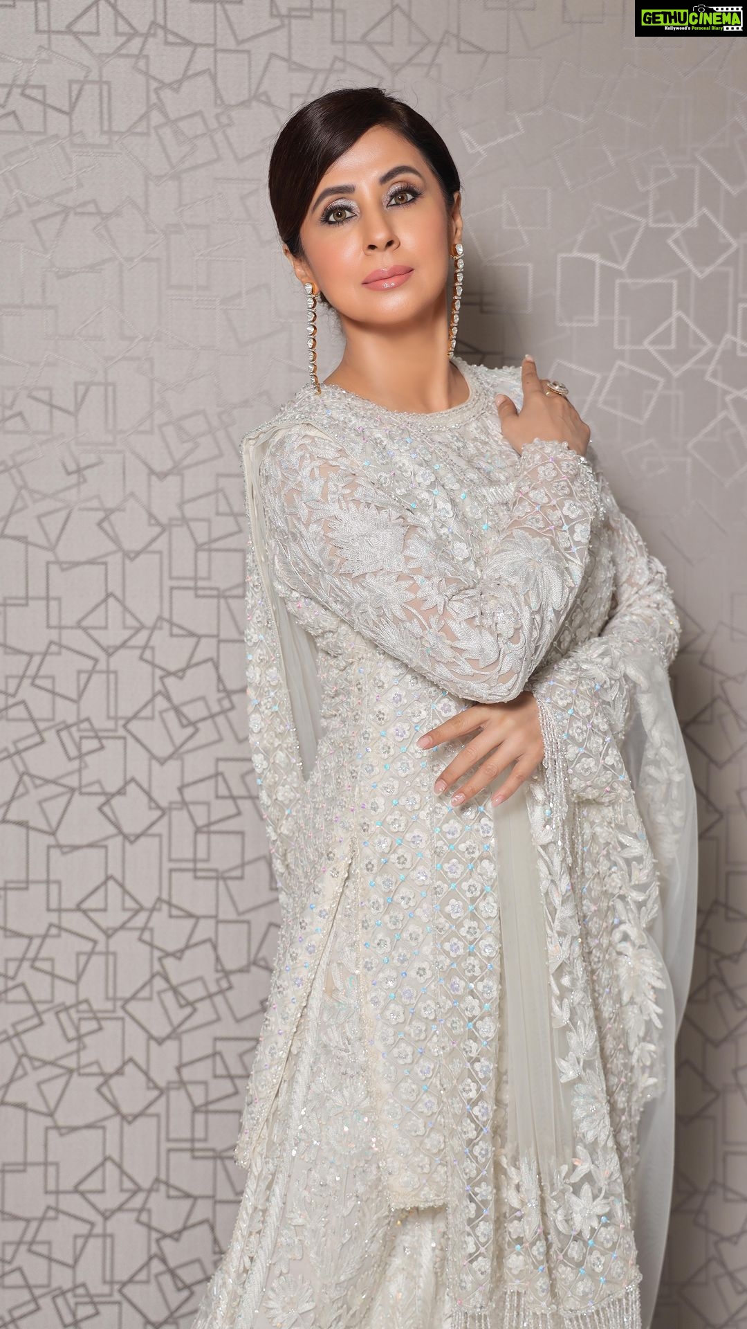 Urmila Matondkar Instagram - Ethereal..almost surrealistic.. the feeling one gets each time one wears this maestro @manishmalhotra05 ❤️ @manishmalhotraworld #beauty #fashion #fashionista #elegance #grace #surreal #ethreal