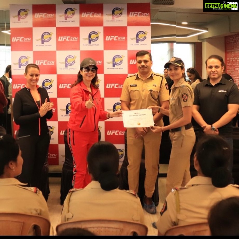 Urmila Matondkar Instagram - It was a pleasure to felicitate the brave heart women force of the @mumbaipolice who finished their self-defence course at @ufcgymindia with kind support of DCP (Zone IX) An extremely commendable endeavour by @sanyogita_ramanan and coach Roger from Brazil 💪🏻 #women #womensupportingwomen #womenempowerment #eachdaywomensday ❤