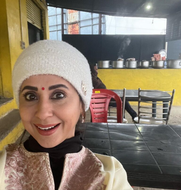 Urmila Matondkar Instagram - कंपकंपाती ठंड में ढाबेकी चाय ☕️ 🫖 ❤️ क्या ख़याल है? Jammu and Kashmir, India