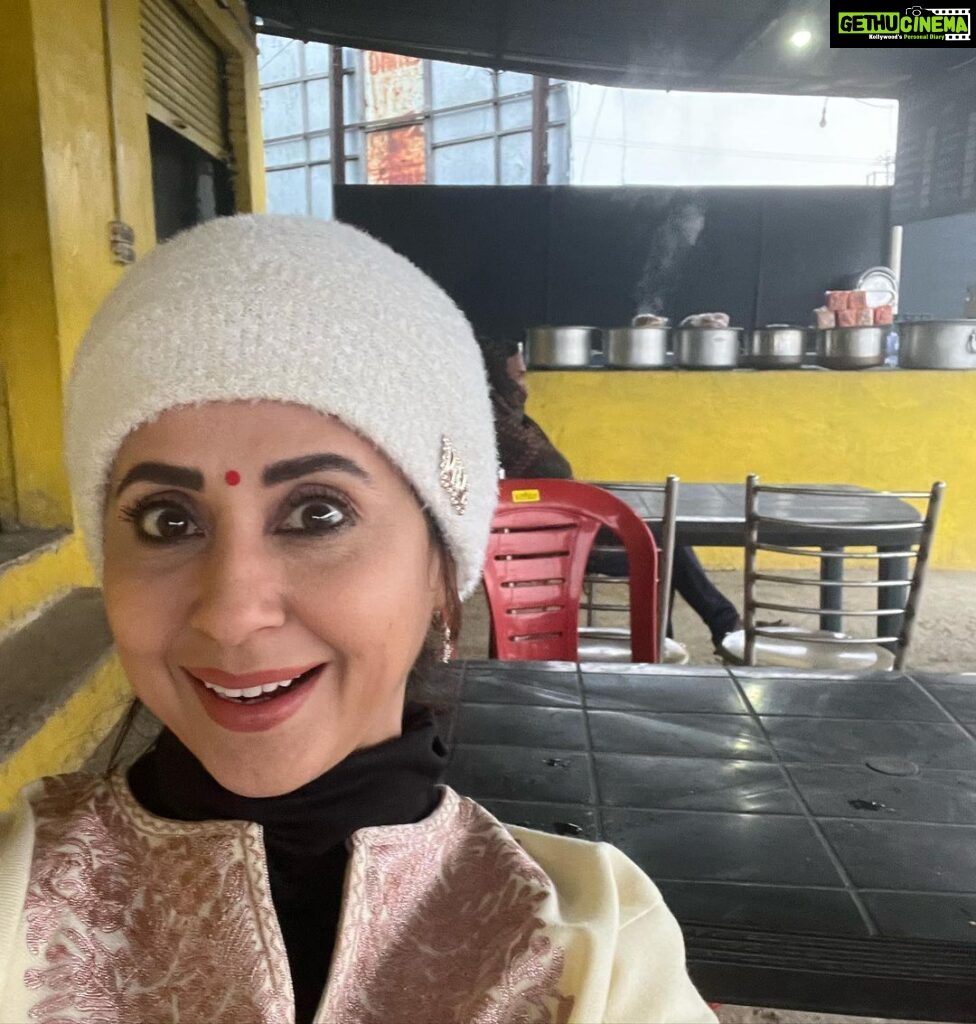 Urmila Matondkar Instagram - कंपकंपाती ठंड में ढाबेकी चाय ☕️ 🫖 ❤️ क्या ख़याल है? Jammu and Kashmir, India