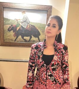 Urmila Matondkar Instagram - Here is looking at you 🥰

#glamour #attitude #style #fashion
 
Hmu by : @vijaysharmahairandmakeup 
Styled by : @kmundhe4442 
Team : @simstyles20
Outfit by : @houseofsarenoo 
Jewelry: @miranabymegha
Jewelry PR: @affiliates_pr