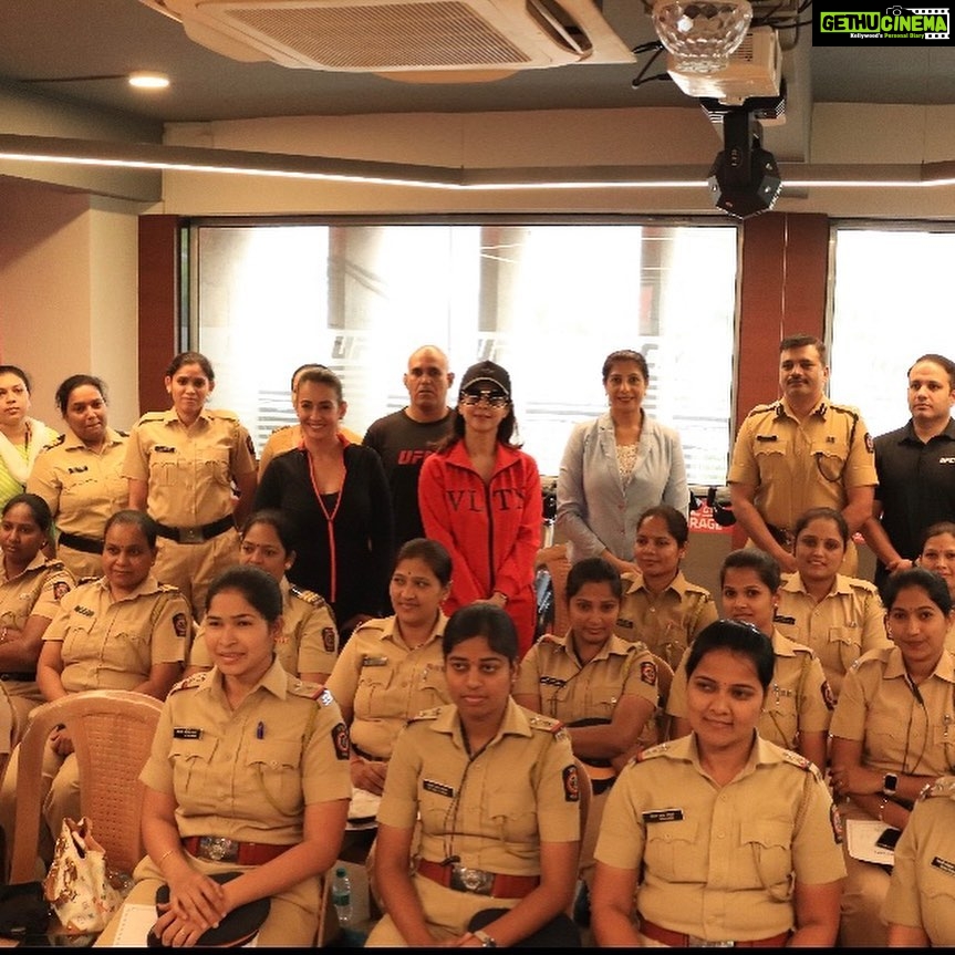 Urmila Matondkar Instagram - It was a pleasure to felicitate the brave heart women force of the @mumbaipolice who finished their self-defence course at @ufcgymindia with kind support of DCP (Zone IX) An extremely commendable endeavour by @sanyogita_ramanan and coach Roger from Brazil 💪🏻 #women #womensupportingwomen #womenempowerment #eachdaywomensday ❤