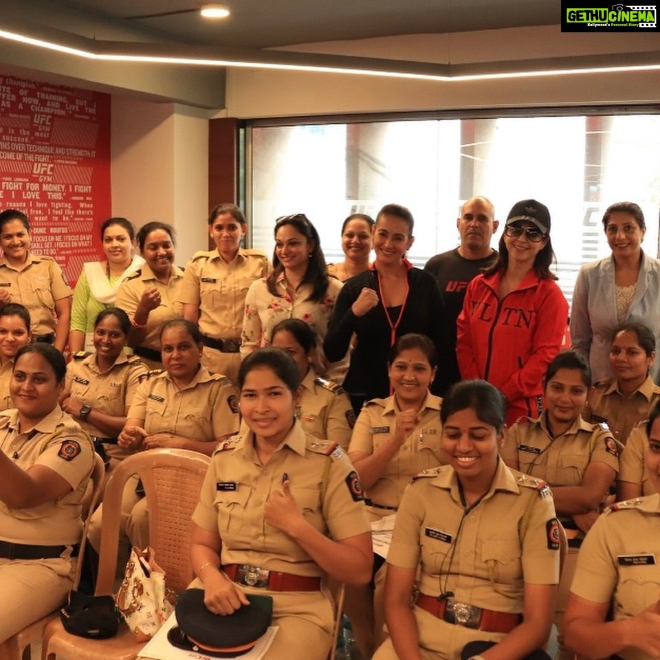 Urmila Matondkar Instagram - It was a pleasure to felicitate the brave heart women force of the @mumbaipolice who finished their self-defence course at @ufcgymindia with kind support of DCP (Zone IX) An extremely commendable endeavour by @sanyogita_ramanan and coach Roger from Brazil 💪🏻 #women #womensupportingwomen #womenempowerment #eachdaywomensday ❤️