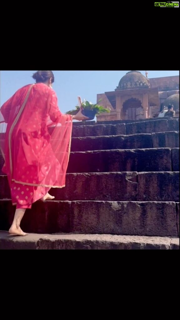 Urmila Matondkar Instagram - Om Namah Shivaay 🙏🏻🙏🏻 Diwali morning with beautiful darshan of Shiv ji. Temple built in 11th century with incredible architecture in Bhojpur MP. Biggest Shvling in the world. #incredibleindia