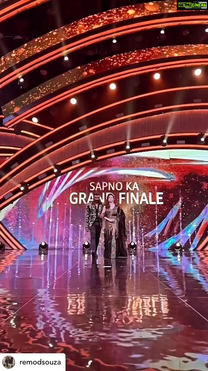Urmila Matondkar Instagram - Blast from past!!! Well not too much of a past 😀 With dear @remodsouza on the finale day of #didsuoermoms #didsupermomfinale @zeetv