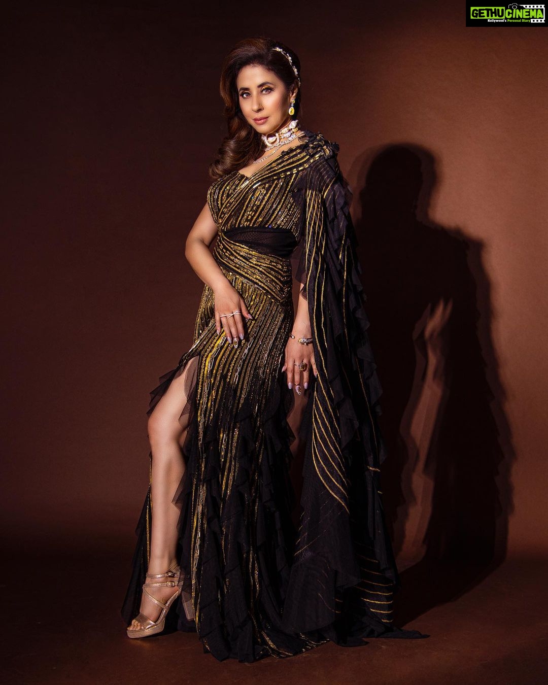 Urmila Matondkar Instagram - Drama unfolds..🥰 Styling @begborrowstealstudio HMU @vijaysharmahairandmakeup Outfit: @geishadesigns Jewellery: @curiocottagejewelry Pics @vijaysolankiphotography Assistance: @rashikachandra