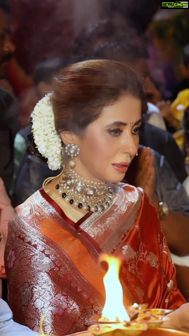 Urmila Matondkar Instagram - Ganapati Bappa Moryaa 🙏🏻🙏🏻🙏🏻 Had pleasure of doing arti at Parelcha Raaja today. Feel truly blessed 😇🕉😇🕉 @zeetv @zee5shows #ganeshchaturthi
