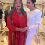 Urmila Matondkar Instagram - Magical evening!! Full of laughter n love..witty,awesome!! Two legends n their charisma. Launch of “Jadunama” @Javedakhtarjadu @AzmiShabana #gulzarsaab