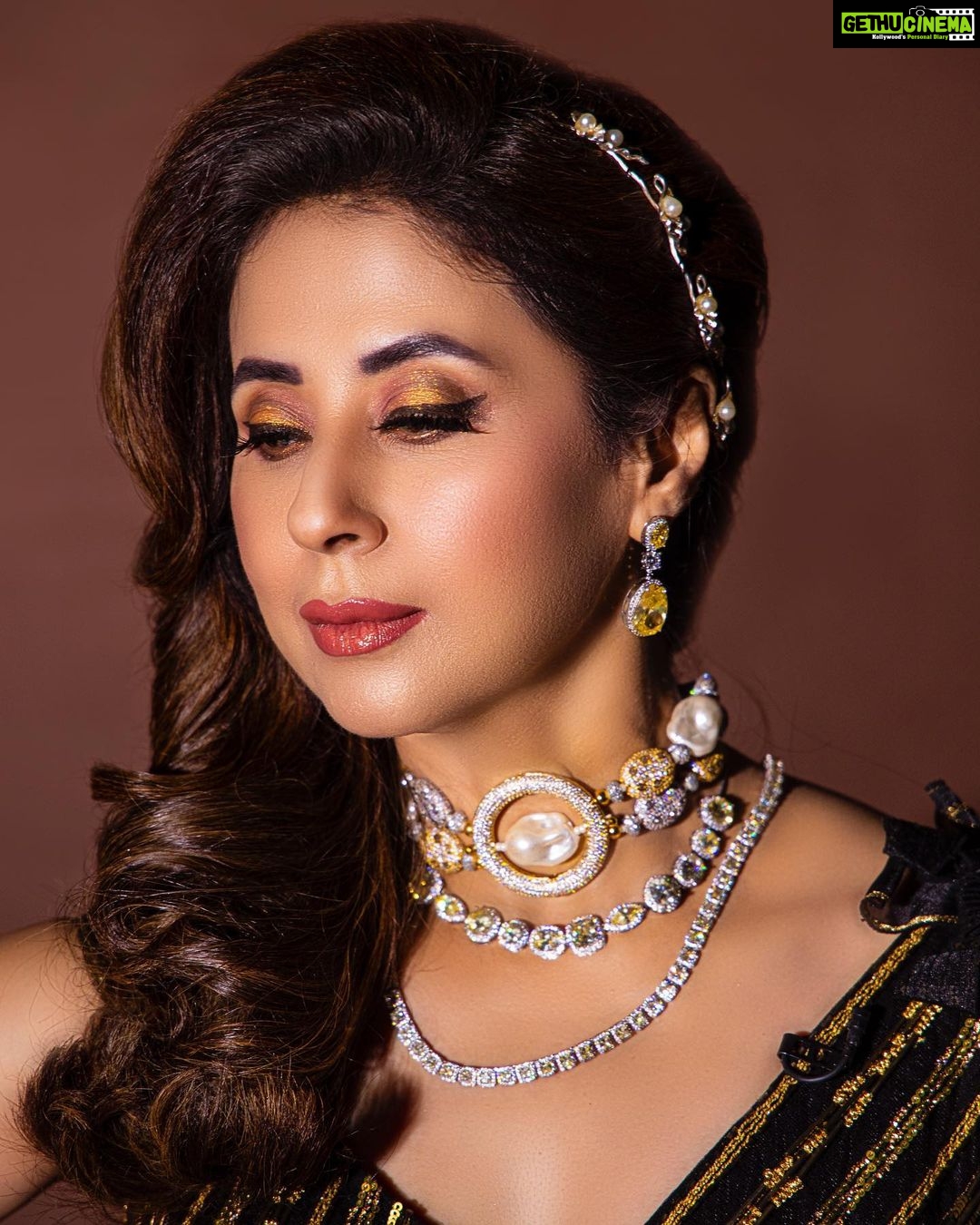 Urmila Matondkar Instagram - Drama unfolds..🥰 Styling @begborrowstealstudio HMU @vijaysharmahairandmakeup Outfit: @geishadesigns Jewellery: @curiocottagejewelry Pics @vijaysolankiphotography Assistance: @rashikachandra