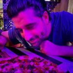 Urmila Matondkar Instagram - Unplanned night outs are the best 🤩 #date #datenight #cheatday #pizza #music #fun #romance 💕💕