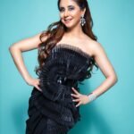 Urmila Matondkar Instagram - 🖤🖤🖤 Jewellery by @khuranajewelleryhouse Outfit by @thecouturebykjh x Amit agg @drishtimishrakhurana Styled by @begborrowstealstudio HMU @vijaysharmahairandmakeup Photo @vijaysolankiphotography Assisted by @rashikachandra