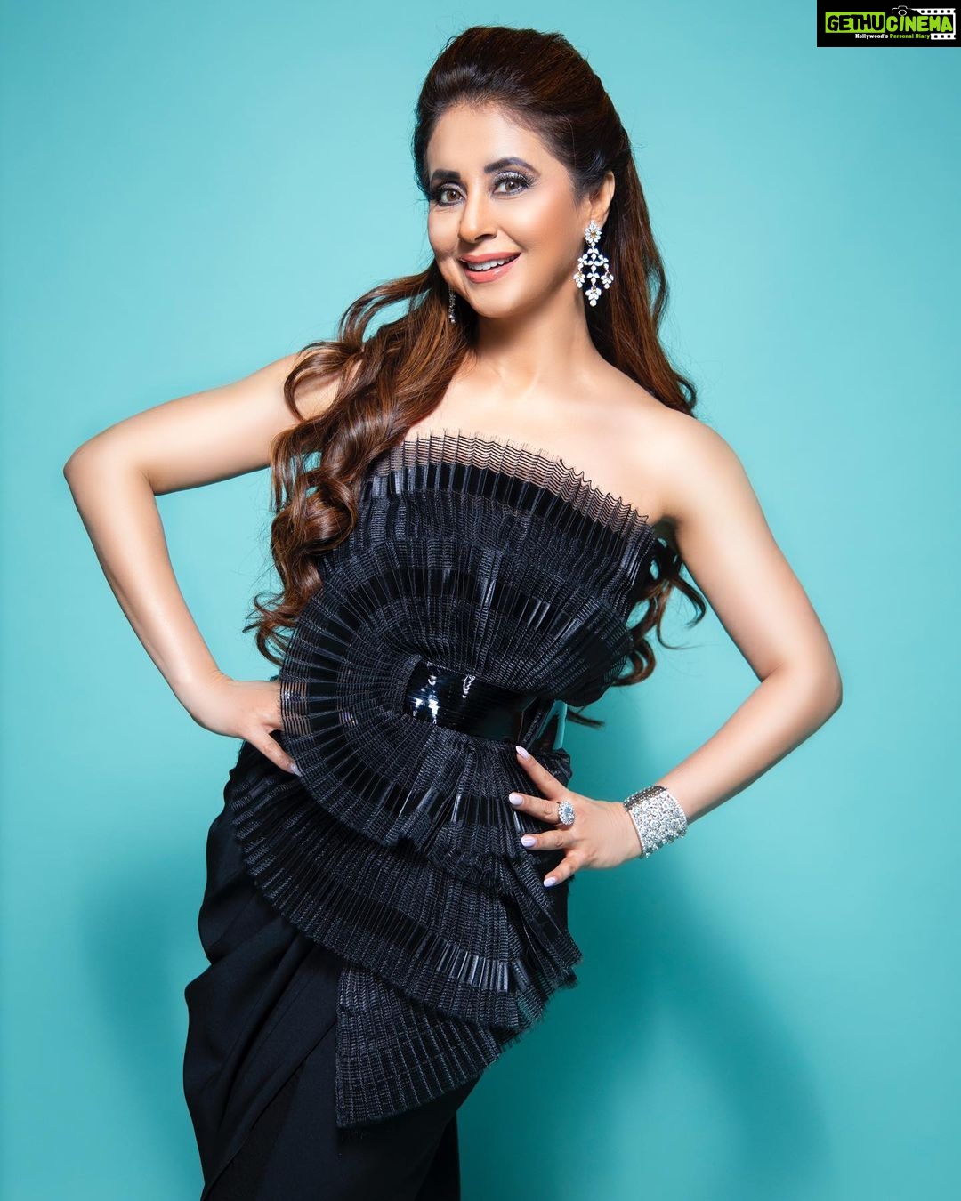 Urmila Matondkar Instagram - 🖤🖤🖤 Jewellery by @khuranajewelleryhouse Outfit by @thecouturebykjh x Amit agg @drishtimishrakhurana Styled by @begborrowstealstudio HMU @vijaysharmahairandmakeup Photo @vijaysolankiphotography Assisted by @rashikachandra