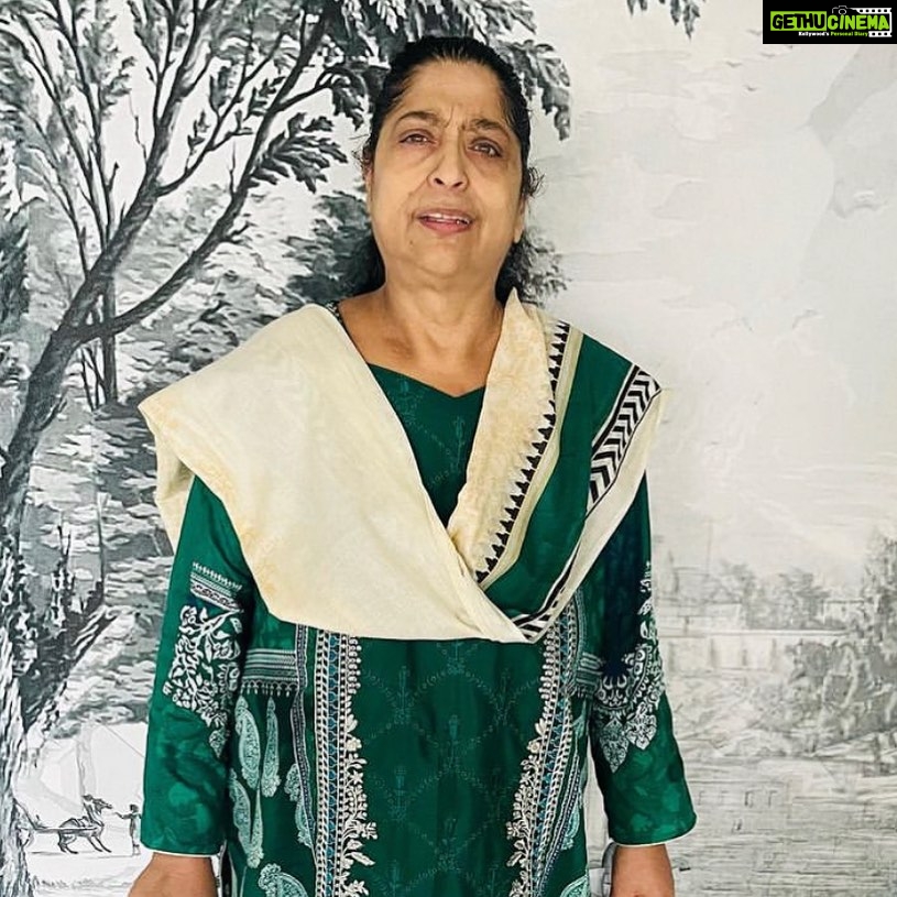 Urmila Matondkar Instagram - My mother in law 😇 mrs.Gulfam Mir A woman of great strength, courage, goodness n wisdom 🙏🏻 Rest in peace dear Mummy ji 🙏🏻 Om Shanti 🙏🏻🙏🏻 #motherinlaw